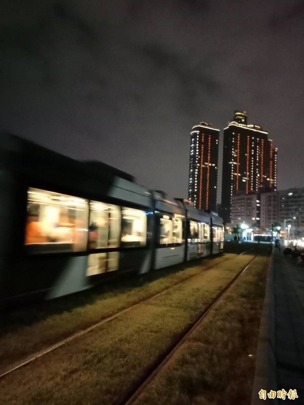 少女錯過末班車，急call臉友接送。（情境照）