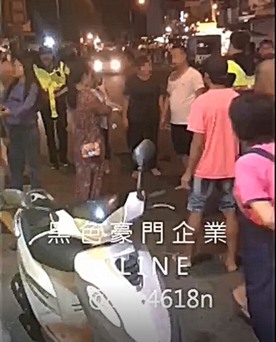 白衣中國男子亂丟垃圾，被民宿業者制止發生衝突。（記者蔡宗憲翻攝）