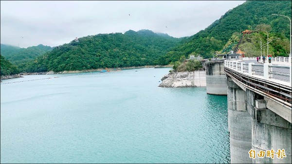 大雨不來石門水庫水位直直落，大壩兩側原本覆蓋水中的岩石已浮出一大半。（記者李容萍攝）