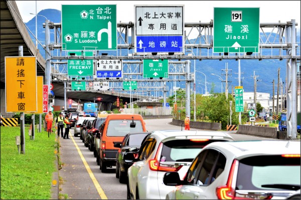 國五228連假預期將會再塞車。圖為春節輸運情況。（資料照）