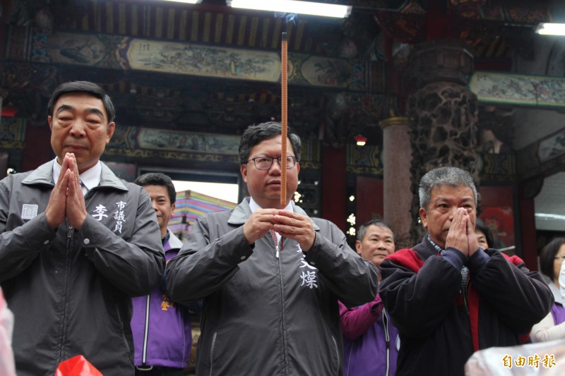 今天是大年初九天公生的日子，桃園市長鄭文燦一早連跑中壢玉尊宮、楊梅昊天宮、三元宮、啟明宮向玉皇上帝祝壽。（記者許倬勛攝）