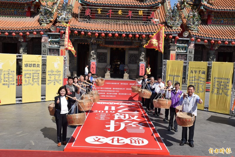 雲林馬鳴山鎮安宮五年千歲吃飯擔本月19日登場，雲林縣長張麗善（前排左）與鎮安宮主委章金樹（前排右）邀請大家來參加。（記者黃淑莉攝）