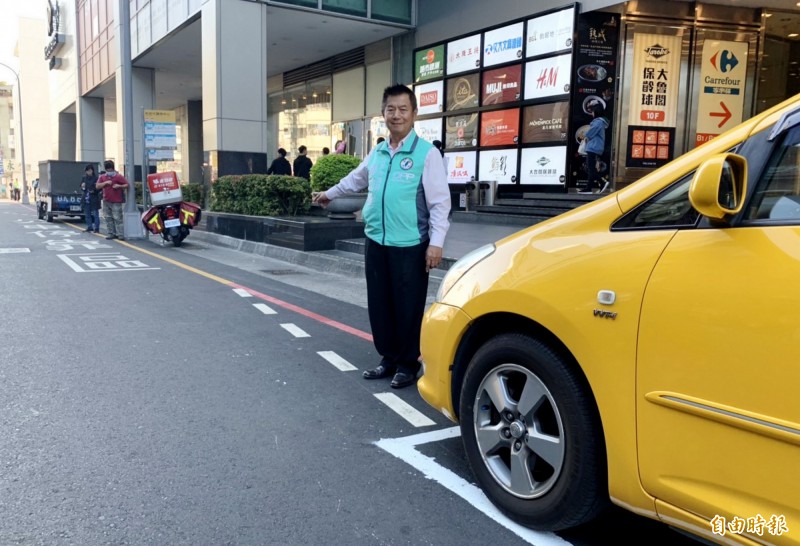 台中市議員鄭功進指出，公車停靠區與計程車等候區距離太近，影響民眾乘車安全。（記者張菁雅攝）