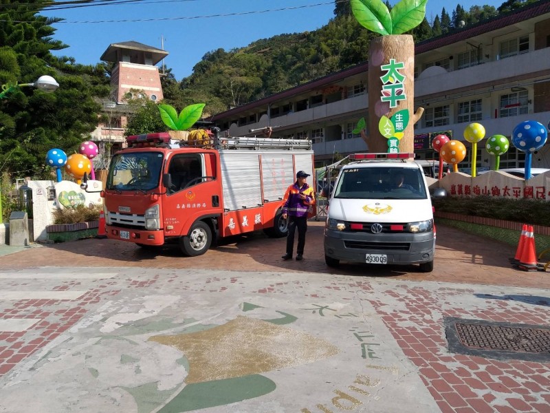 嘉義縣消防局試辦「太平消防站」，派人車於3月底前的週末假日，駐點於梅山鄉太平國小（如圖），就近提供山區村落與風景區的救災救護服務。（圖由嘉義縣消防局提供）