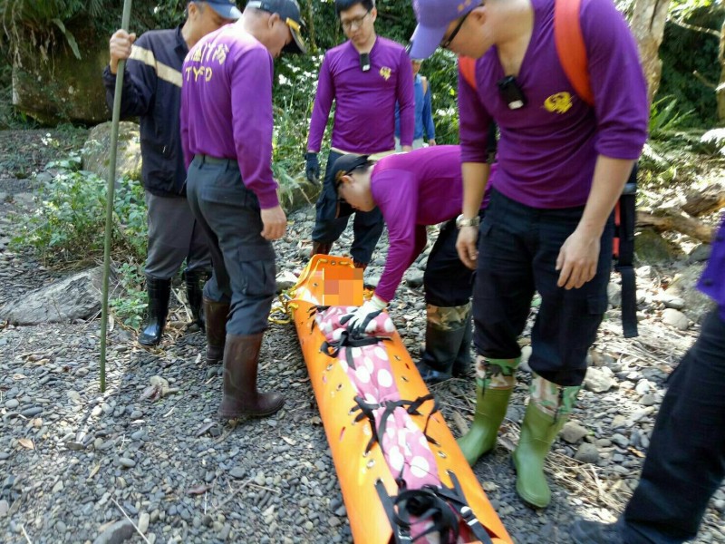 陳姓老獵人受困山區5天，警、消聯手成功救援。（記者李容萍翻攝）