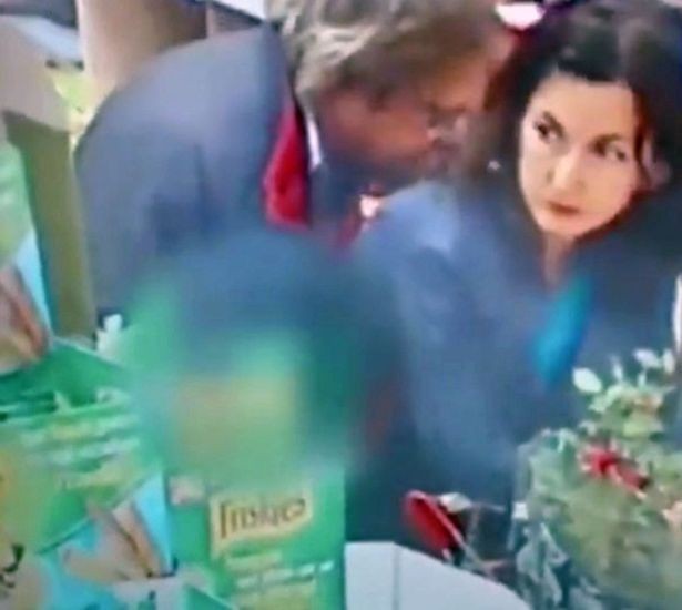 義大利一對熟齡男女在超市內上演活春宮被拍下。（圖擷取自Liveleak）