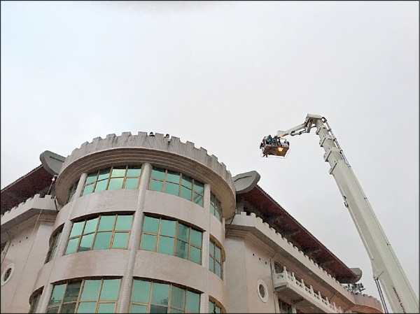 消防局出動雲梯車將受困學生一一救下。（記者陳恩惠翻攝）