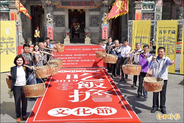 雲林鎮安宮五年千歲吃飯擔將於元宵節19日登場，雲林縣長張麗善（前排左）與鎮安宮主委章金樹（前排右）邀請大家來參加。（記者黃淑莉攝）