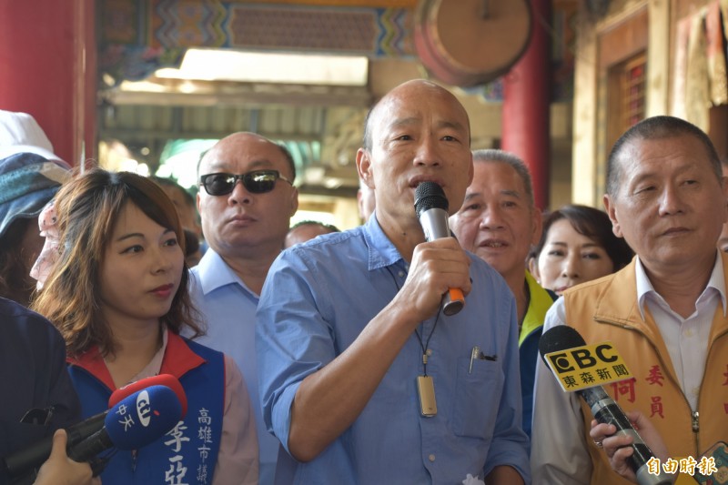 高雄市長韓國瑜（中）今天上午在田寮區大南天福德祠參拜時表示，蔡總統還是沒有說清楚要帶領台灣2300萬人民何去何從，指九二共識有助兩岸穩定發展。（記者蘇福男攝）