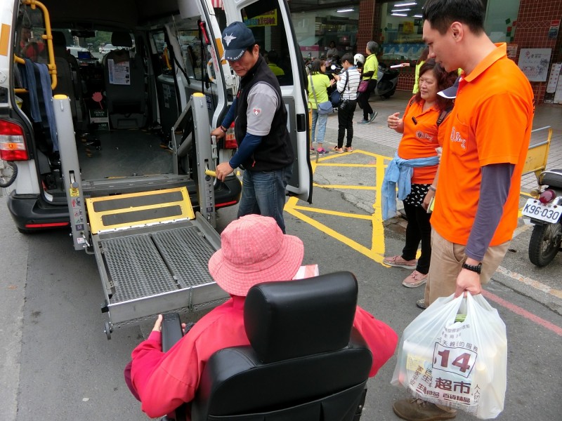 黃姓復康巴士司機因未繫好輪椅固定帶，導致新竹一名婦人在前往醫院途中，頭部受到2次重擊，最後不幸身亡。圖僅示意，人物與本新聞無關。（資料照）