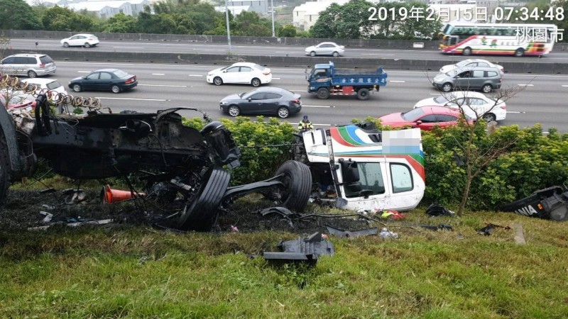 國道1號林口段上午7時左右發生1輛聯結車自撞護欄翻車。（圖擷取自國道公路警察局）