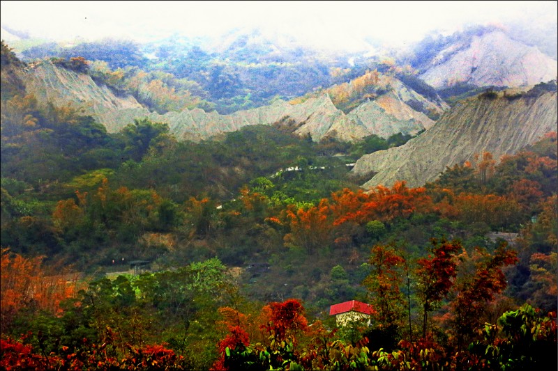 左鎮草山月世界泥岩、白堊土地形與彩竹相輝映。（張萬興提供／記者吳俊鋒翻攝）