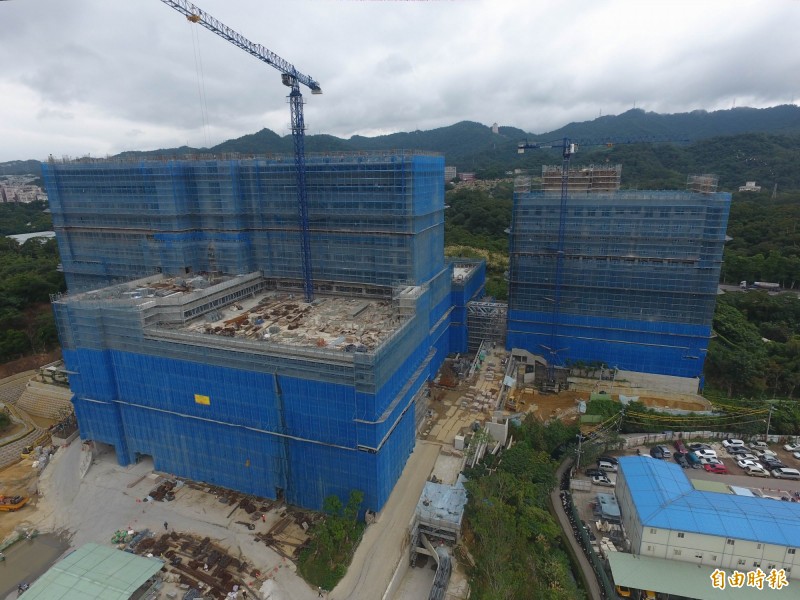 土城醫院興建進度已達71.23%，市府盼提前於今年底營運。（記者翁聿煌攝）