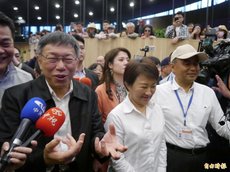 上海市台辦主任李文輝今訪台並將出席台北燈節，原想南下高雄，但陸委會限制只能在台北市，不僅被台北市長柯文哲（左）解獨為雙方還在互相出招，今天還意外引發陸委會與高雄市長韓國瑜之間的隔空交火。（記者張軒哲攝）