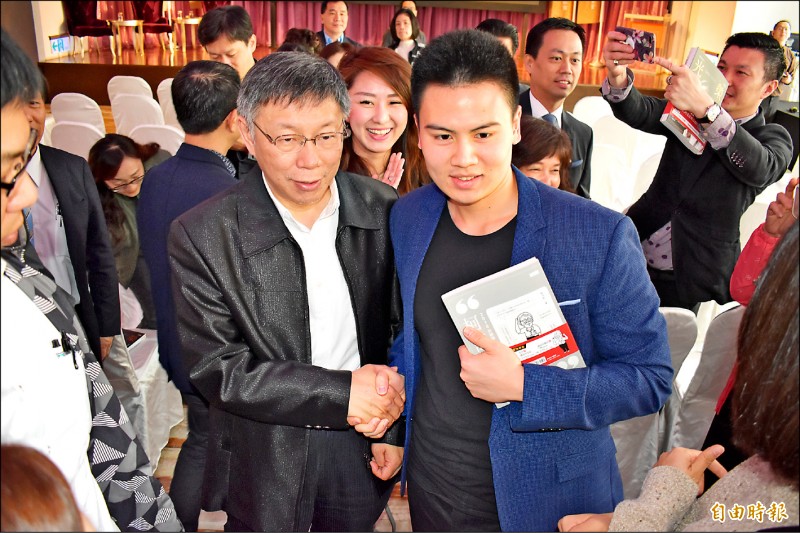 台北市長柯文哲昨赴台中演講，結束後與「柯粉」合影。柯文哲演講時質疑台灣目前的國防實力，撐得過兩天嗎？（記者張瑞楨攝）