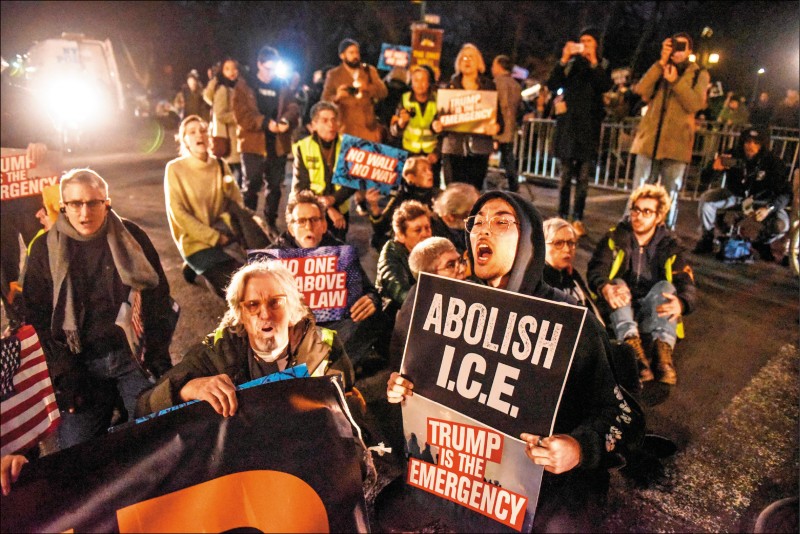 「起義抗爭」（Rise and Resist）組織的支持者，十五日在紐約也聚集抗議川普舉措。（法新社）