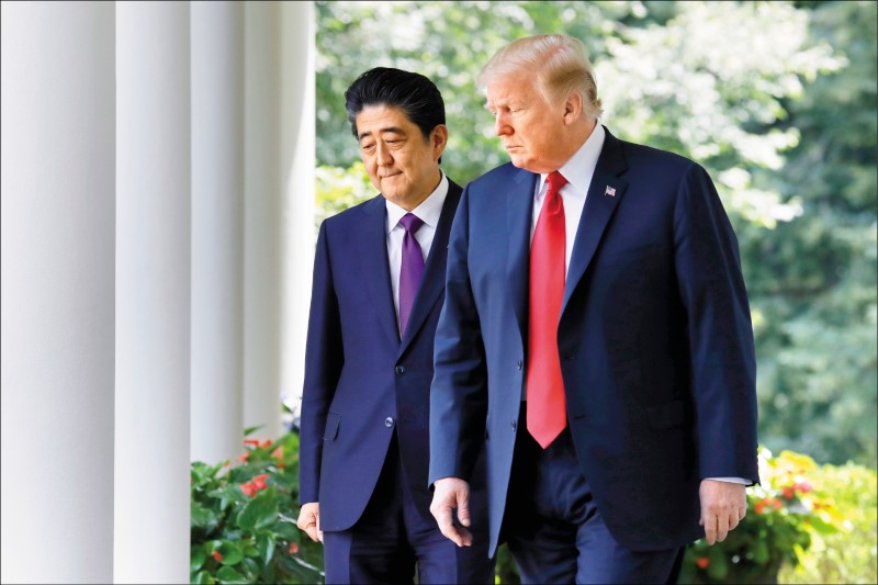 美國總統川普（右）十五日聲稱日本首相安倍晉三提名他角逐今年度諾貝爾和平獎。圖為安倍去年六月在川金會前訪問白宮。（彭博檔案照）