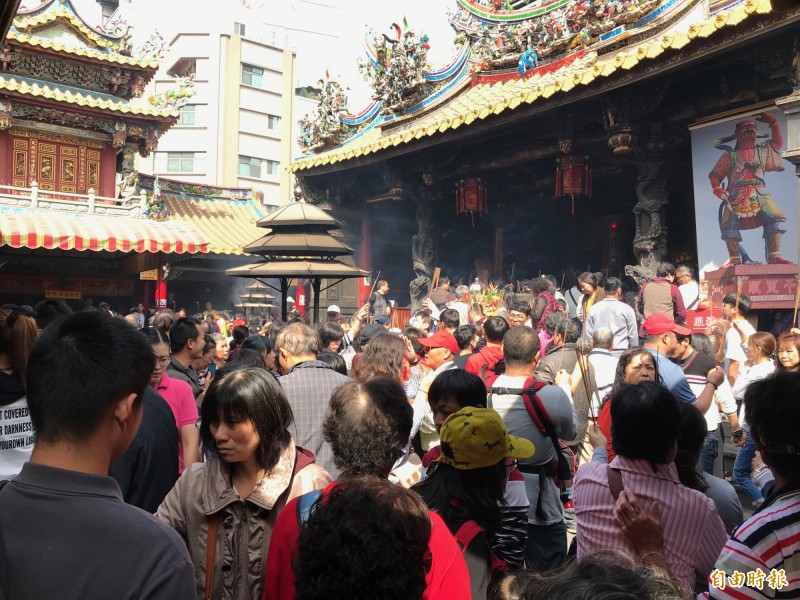 北港朝天宮擠滿上香祈福的人潮。（記者廖淑玲攝）