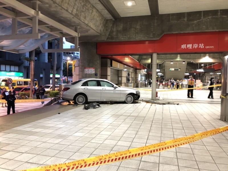 台北捷運唭哩岸站發生一起93歲老翁駕駛賓士車衝進站內的意外。（張自強提供）