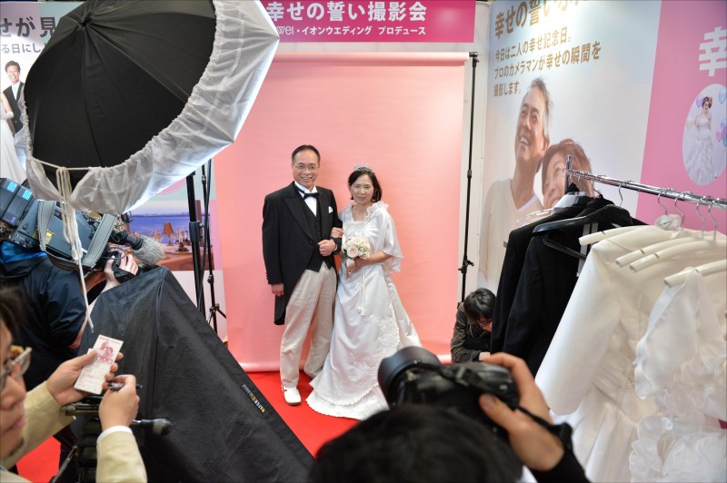 來愈多日本人能接受在婚前簽署協議，明定婚姻期間的權利義務與離婚時的財產分配和子女監護權。圖為日本熟齡夫妻在熟齡活動展上重拍婚紗。 （法新社檔案照）
