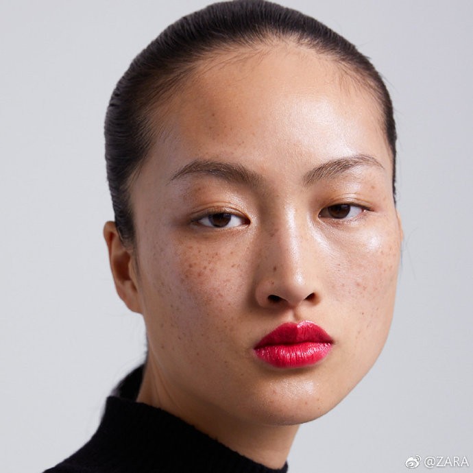 ZARA發表彩妝新品，中國模特兒滿臉雀斑惹議。（圖擷取自ZARA官方微博）