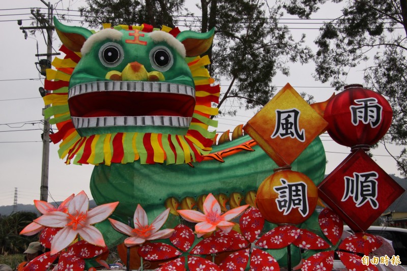 「客來獅樂」巨燈，是今年新埔移動花燈的新亮點。（記者黃美珠攝）