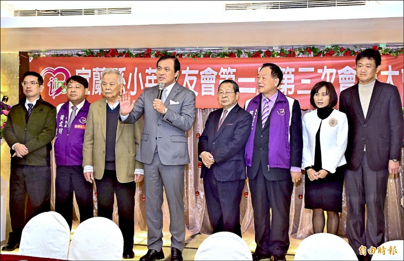 立法院長蘇嘉全（左四），昨受邀出席宜蘭小英之友會新春團拜，為蔡英文總統施政緩頰。（記者張議晨攝）