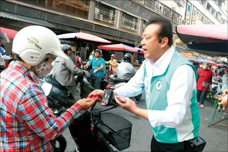 爭取黨內提名參選屏東立委第一選區的民進黨籍立委蘇震清，把握春節連假及台灣燈會舉辦期間各種宣傳場合，賣力行銷自己，拉近與選民距離。（蘇震清服務處提供）