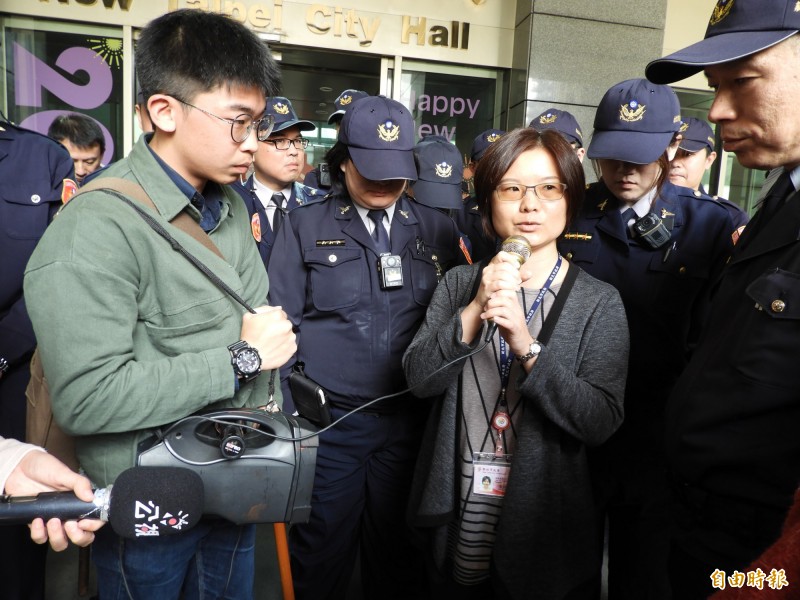 大觀事件自救會要求城鄉局具體承諾原地安置方案,科長方凱玲則表示,土地為國有地,僅能配合退輔會的需求處置。(記者賴筱桐攝) 大觀事件自救會要求城鄉局具體承諾原地安置方案,科長方凱玲則表示,土地為國有地,僅能配合退輔會的需求處置。(記者賴筱桐攝)