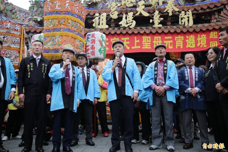 嘉義縣新港奉天宮今天遶境祈安，日本岐阜縣飛驒市副市長湯之下明宏（左一）一行人吟唱「若松樣」慶祝歌，讓遶境活動充滿東洋風。（記者曾迺強攝）