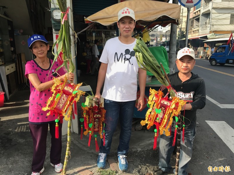 家中有「添丁」的家庭，家人拿甘蔗提花燈祈福。（記者洪臣宏攝）