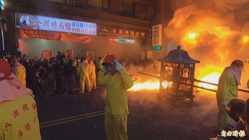 內湖梘頭福德祠一年一度的「夜弄土地公」在今晚（2/19）隆重登場。（記者胡姿霞攝影）