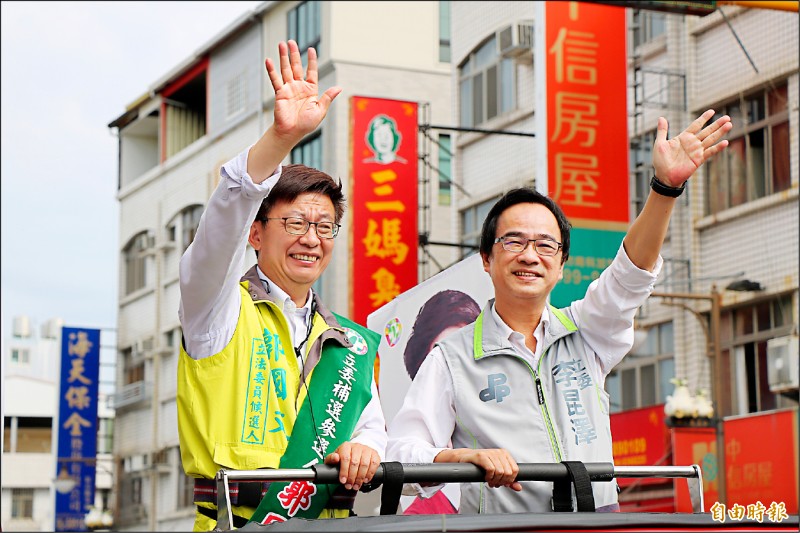 郭國文（左）昨邀請高雄市立委李昆澤（右）陪同掃街拜票。
（記者萬于甄攝）