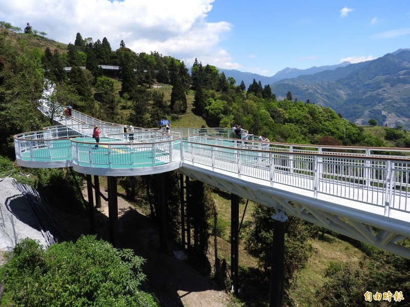 清境高空景觀步道1期工程前年5月底啟用，目前營運狀況穩定，門票進帳逾7000萬元，1期工程款支出已經回收。（記者佟振國攝）