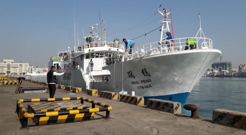 東港籍穩鵬號漁船（見圖）發生海上喋血案，海巡「巡護八號」正積極整補及調集特勤、偵查能量，等整補完成後，即刻啟航前往偵查及協助處理。（記者陳彥廷翻攝）