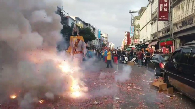 七爺跟隨在八爺後方，在眾人注視下走入鞭炮陣。（圖擷取自台東大小事臉書社團）