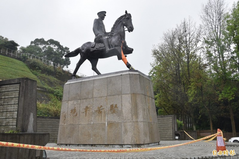 政治大學後山的蔣介石銅像遭砍斷1隻馬腳，另一腳也被潑漆。（記者吳柏軒攝）