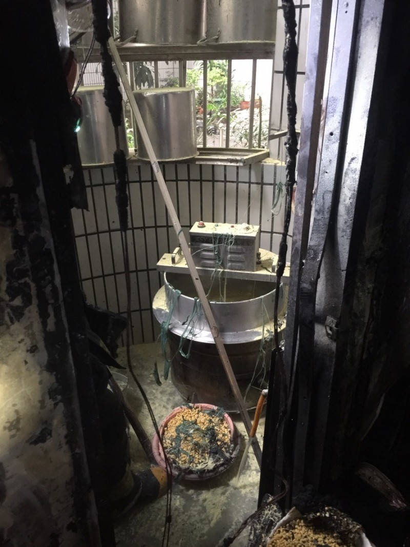 新北市汐止區知名「姊妹豆花」專賣店，今天上午驚傳氣爆，巨大爆炸聲響嚇壞鄰居。新北市消防局趕抵救援，證實不是氣爆，女老闆煮湯時不甚引燃火勢，老闆受有全身30％的燒燙傷，意識清楚。（記者林嘉東翻攝）