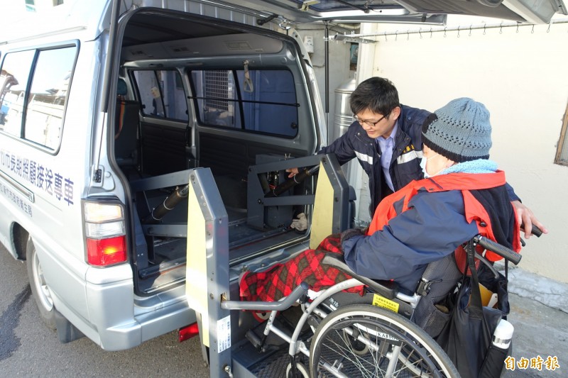 新竹市府衛生局長期照護科透過資源整合，提供到宅沐浴車、長者營養餐飲、交通接送等貼心服務，提出「爺奶幸福樂園」計畫，近期獲西太平洋健康城市聯盟（簡稱AFHC）頒發創新獎。（記者王駿杰攝）