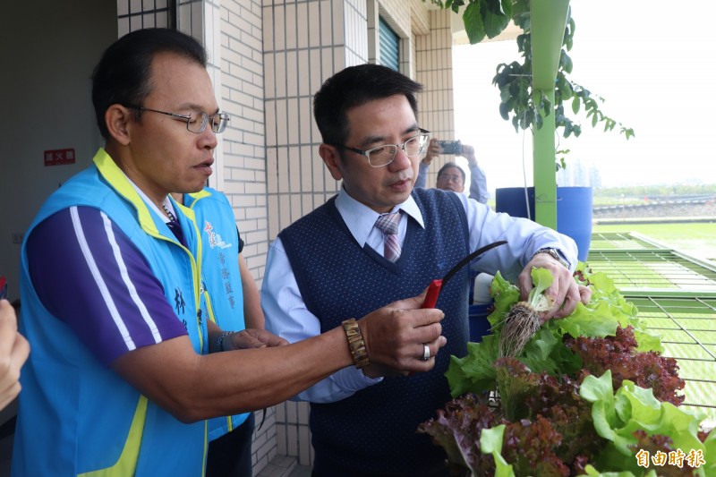 宜蘭市長江聰淵（右）今至七張社區，了解社區的水耕蔬菜班，並在長青食堂發加菜金。（記者林敬倫攝）