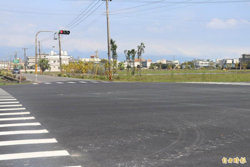 宜蘭縣陳姓男子因開車行經壯圍鄉縣民大道與中央路口時，不慎撞死騎乘重機，但闖紅燈的張姓男子，但因為超速，仍被判3個月徒刑；圖為壯圍鄉縣民大道與中央路口。（記者林敬倫攝）