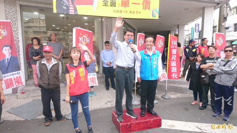 謝龍介今天下午在麻豆路口開講。（記者楊金城攝）