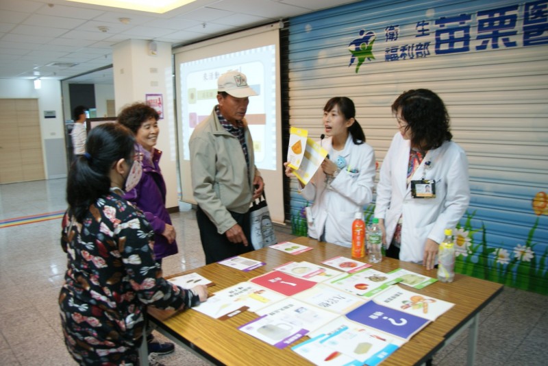 2月22日是營養師節，衛福部苗栗醫院於今天上午舉辦結合健康講座與遊戲的「我愛吃、也愛動」活動，以增進民眾營養觀念及與民同樂方式，歡慶營養師節。（圖由苗栗醫院提供）