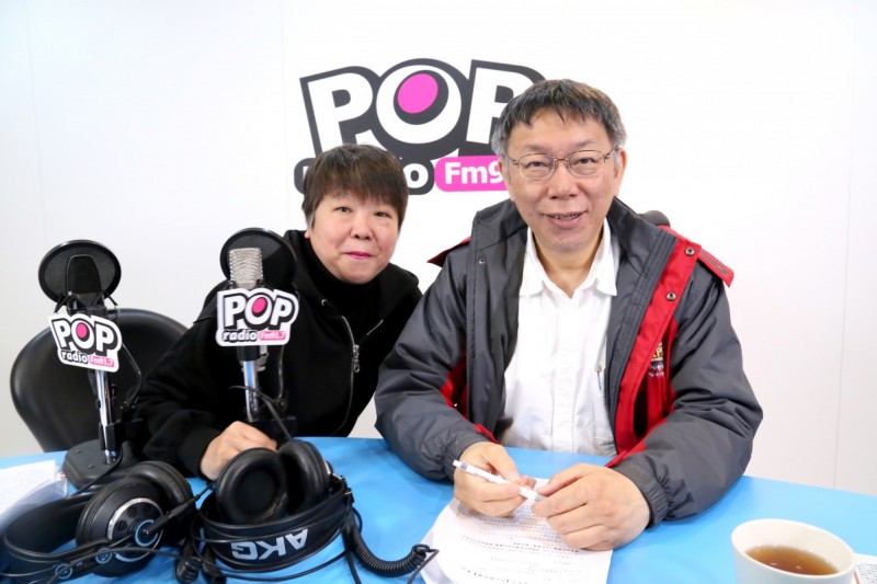 台北市長柯文哲（右）接受廣播節目主持人黃光芹專訪。（POP Radio《Pop搶先爆》節目單位提供）