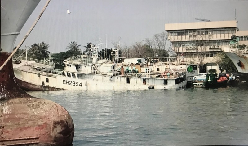 漁船疑因海底門破洞逐漸下沉。（記者洪臣宏翻攝）