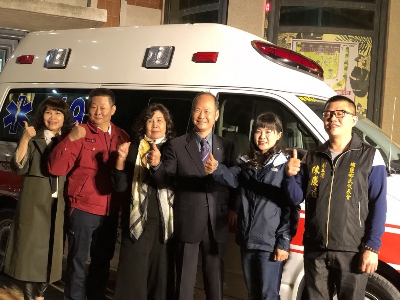 凱薪實業公司董事長施永春（右3）捐贈設備價值380萬元的救護車給家鄉埔鹽消防分隊，埔鹽鄉長許文萍（右2）期待造福更多鄉民。（記者陳冠備翻攝）