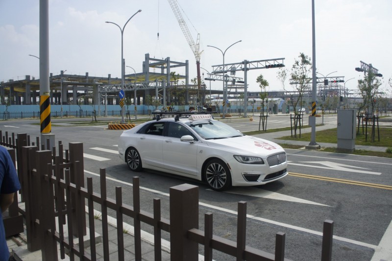 成大與國研院合作，在沙崙密閉型實驗場進行自駕車上路測試。（成功大學提供）