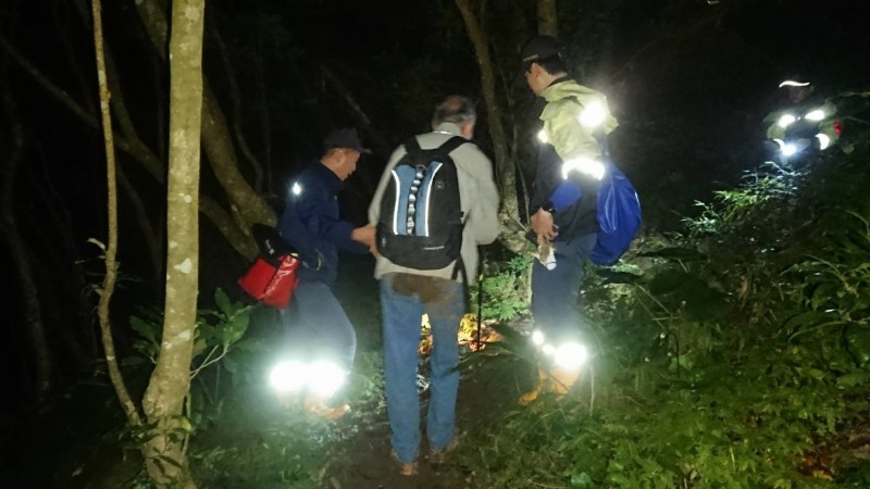 今晚7時許，消防人員找到迷路的港籍登山客。（記者王宣晴翻攝）