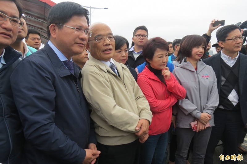 蘇貞昌與交通部長林佳龍視察台中交通建設，拍板推動國道1號銜接台74線工程案。（記者蘇孟娟攝）