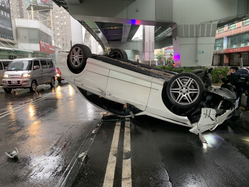 新北市中和區今清晨發生一起翻車車禍，一名17歲劉姓少年，駕駛友人的賓士E系列轎車，疑天雨路滑自撞橋墩，百萬名車瞬間翻覆。（記者陳薏云翻攝）